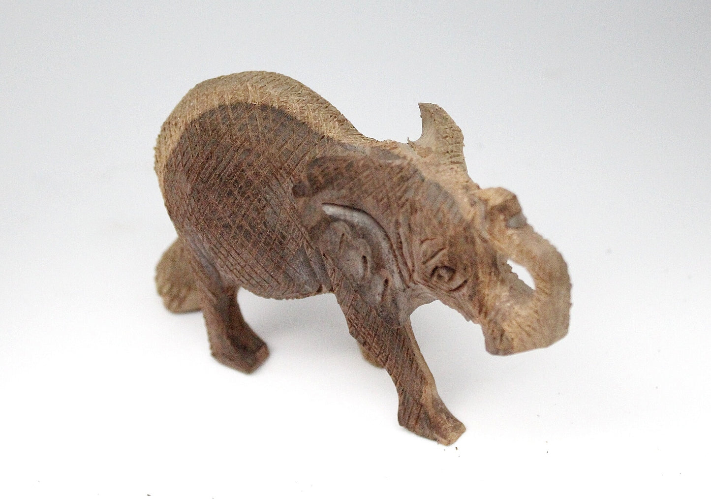 Ensemble de 2 décorations d'intérieur/de bureau en bois de fer sculpté et lisse en forme d'éléphant. Cadeaux africains uniques. Œuvres d'art représentant des animaux marchant et levant la trompe. Livraison express