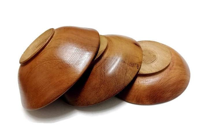 Geschnitzte Mahagoni-Holzschalen, 3er-Set, einzigartige afrikanische Tischdekorationen. Handgefertigte, schlicht polierte Holzschalen. Einweihungsgeschenke, Kunst