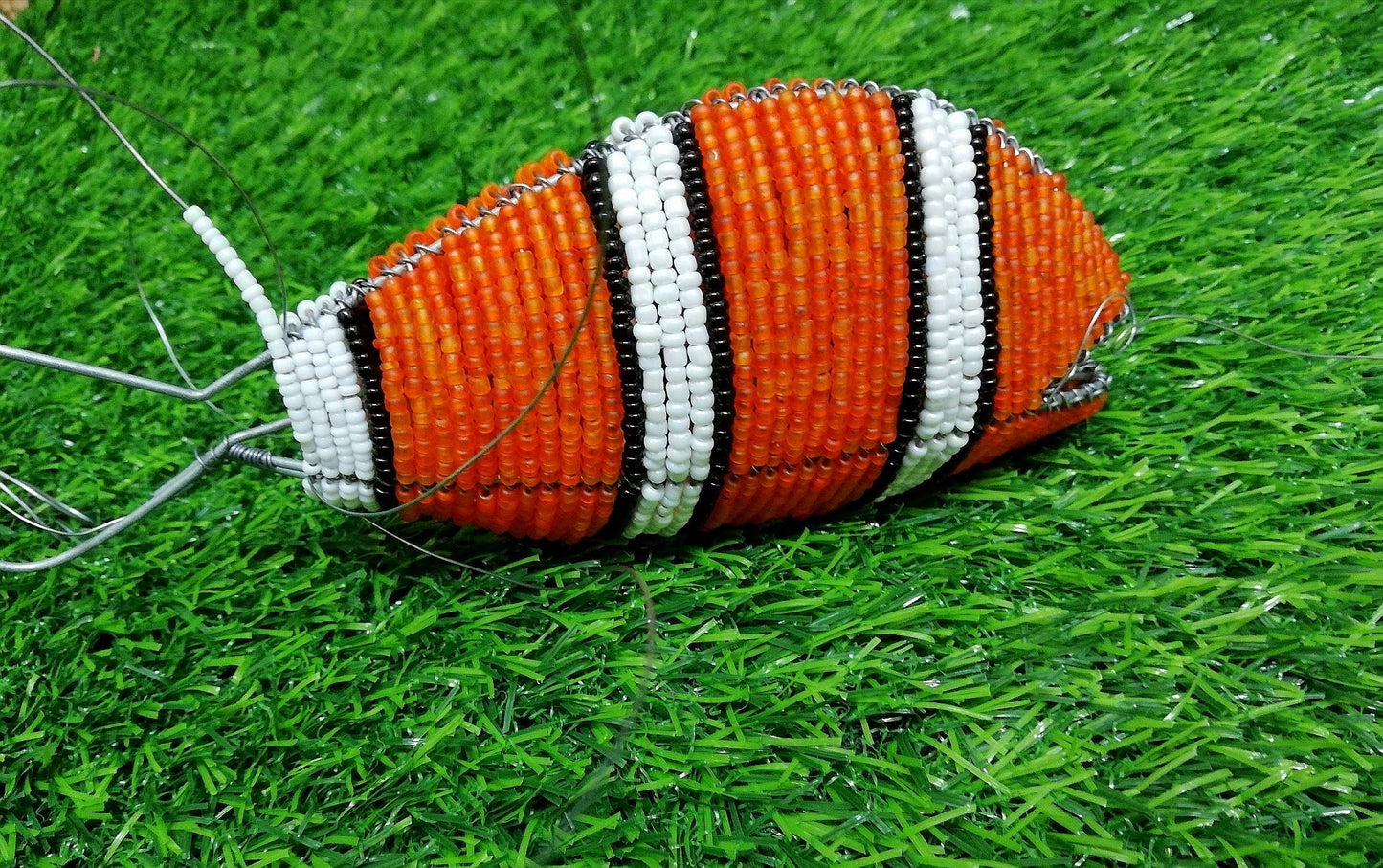2 x Perles et fil de fer faits à la main en forme de poisson clown. Perles de rocaille orange, noires et blanches pailletées pour décoration de table. Peut se tenir en équilibre sur une table/suspendre