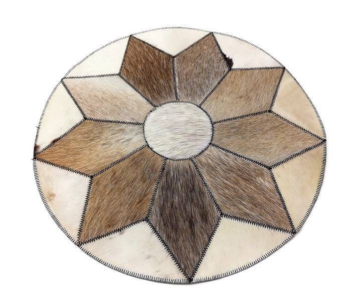 Tapis patchwork en peau de vache Nguni de 19 pouces. Patchs en cuir mélangé authentique, motif étoile sur cercle avec jointure surjetée. Décor africain