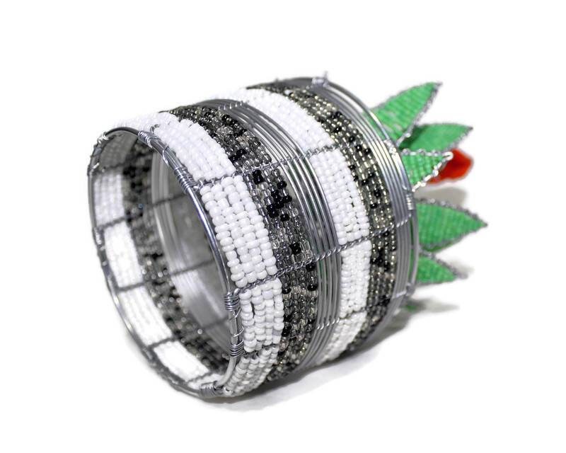 Grüne Aloe Vera-Pflanze/künstliche Blume mit Perlen und Orange. Schwarze, weiße, silberne und klare Vase. Afrikanische Geschenke für Tischdekoration zu Hause/im Büro