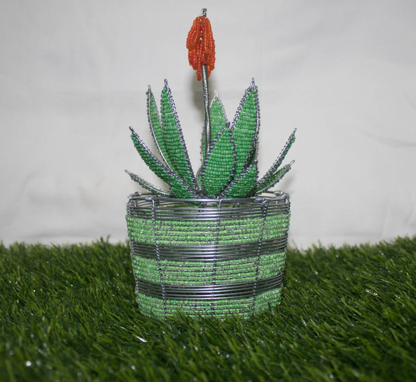 Aloe Vera-Pflanze auf wassergrünen Perlen und Draht, handgefertigte afrikanische Vase. Einzigartiges Blumendekor. Innen grüne Glasperlen, dekorative Vasen.