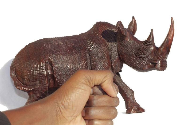 Lebensechte, detailreiche Nashornfigur aus Eisenholz. Handgeschnitzte, laufende Tierkunstskulptur aus rauer Haut. Dekoration für Zuhause und Büro, Expressversand