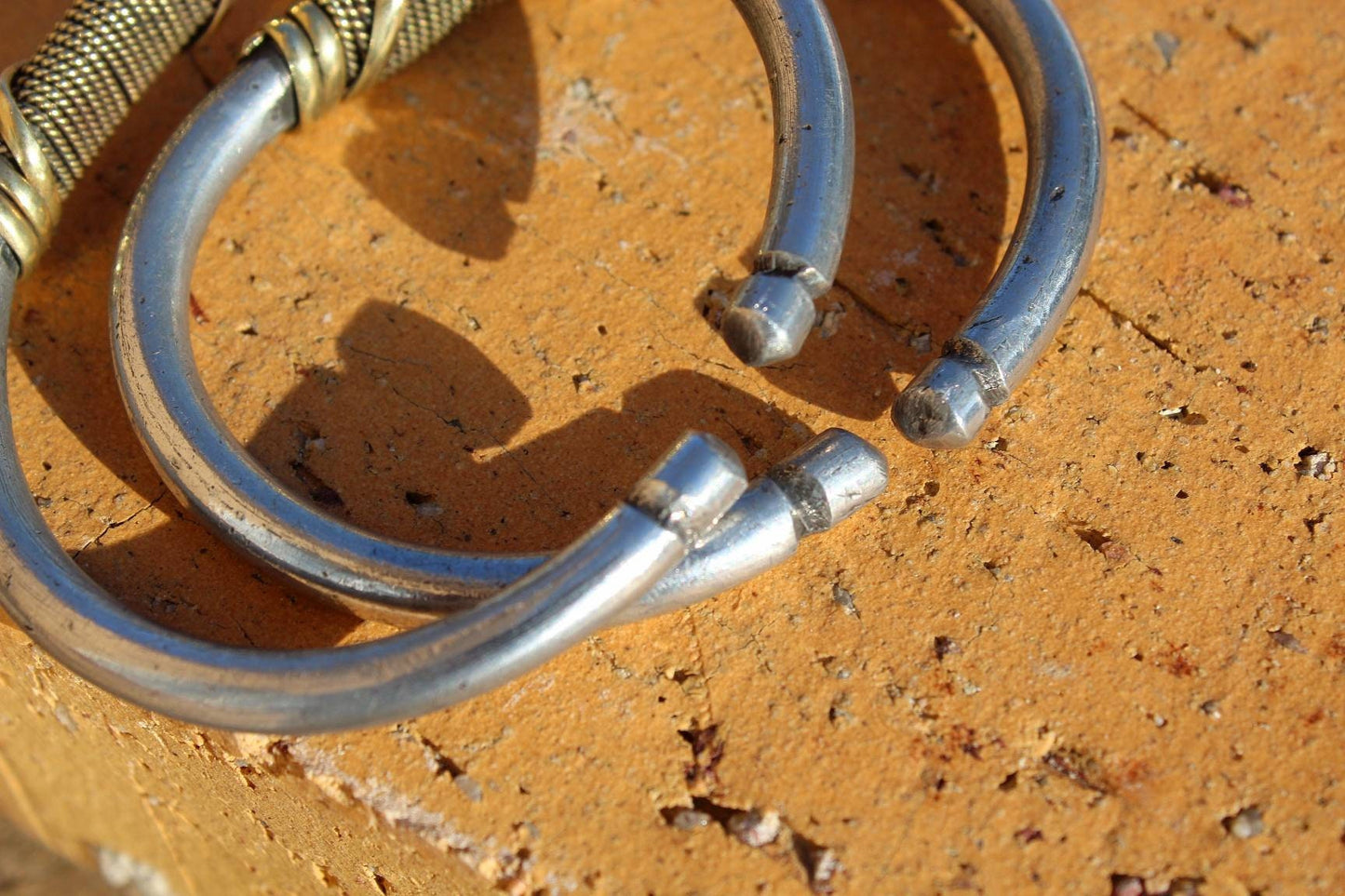 Lot de 2 bracelets en fil épais et cuivre torsadé, bracelet manchette de guérison. Cadeaux d'anniversaire et de remerciement uniques faits à la main en Afrique. Prêt à être expédié