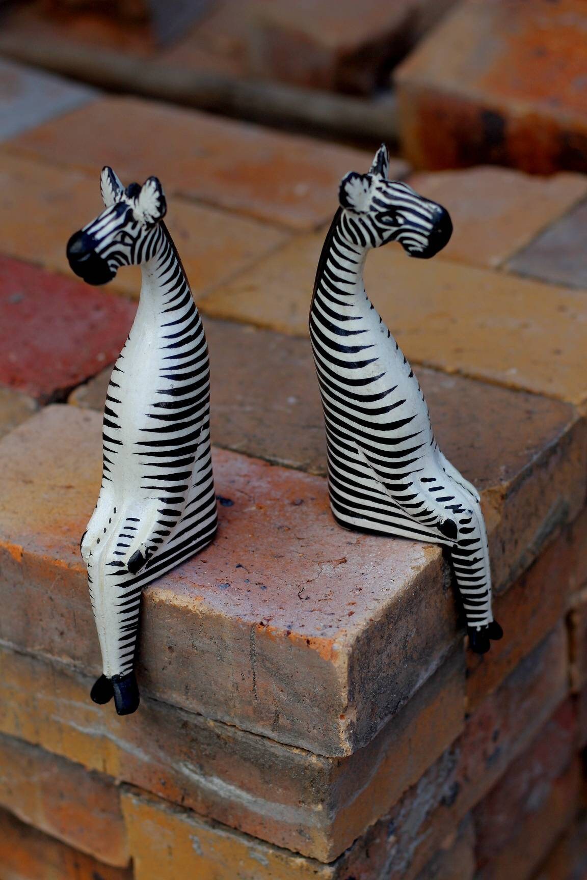 Figurines de zèbres assis en bois d'olivier du Kenya. Sculptures décoratives d'animaux debout en noir et blanc. Expédition express dans le monde entier