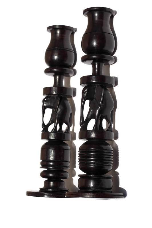 Kerzenständer-Set aus Ebenholz mit Elefantenmotiv. Dieses einzigartige Meisterwerk wurde in Tansania hergestellt. Afrikanische Kunst, Geschenke, Heimdekoration
