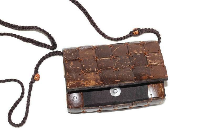 Sac bandoulière carré en coquilles de noix de coco brillantes, pochette de soirée marron avec clip aimanté. Sac à main fantaisie fait main avec accessoires de costume d'art africain