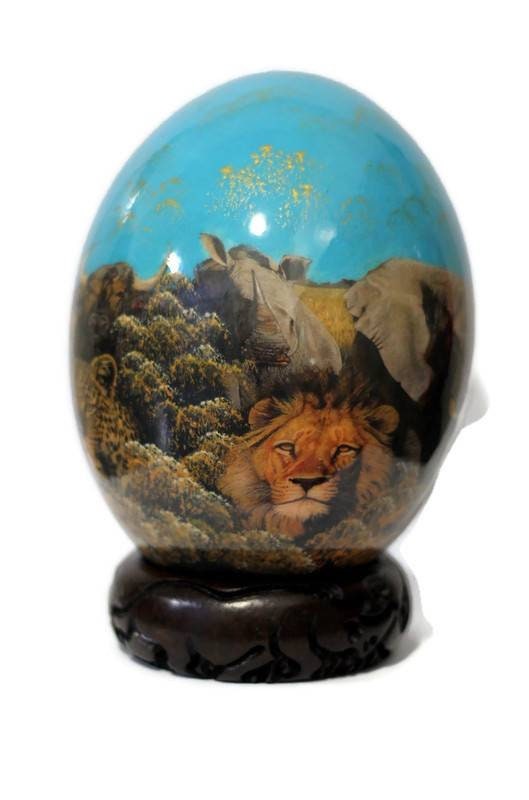 Oeuf d'autruche en découpage Big 5 Art africain peint. Fond rouge/bleu Imprimé animal Décoration d'intérieur. Cadeaux uniques Expédition express dans le monde entier