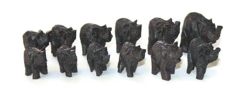 Familie aus 12 Mini-Elefanten. Geschnitzte Ebenholz-Dekor-Ornamente. Dunkelbraun/schwarz handgeschnitztes afrikanisches Kunstdekor. Safari-Geschenke Expressversand