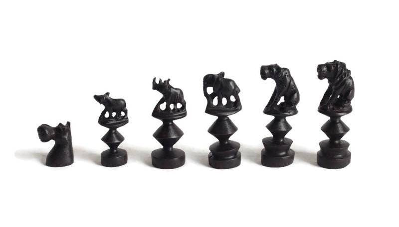 Échiquier africain Big Five Animals Art. Plateau de jeu sculpté à la main en bois d'ébène et de rose. Cadeaux d'anniversaire carrés marron. Livraison DHL express
