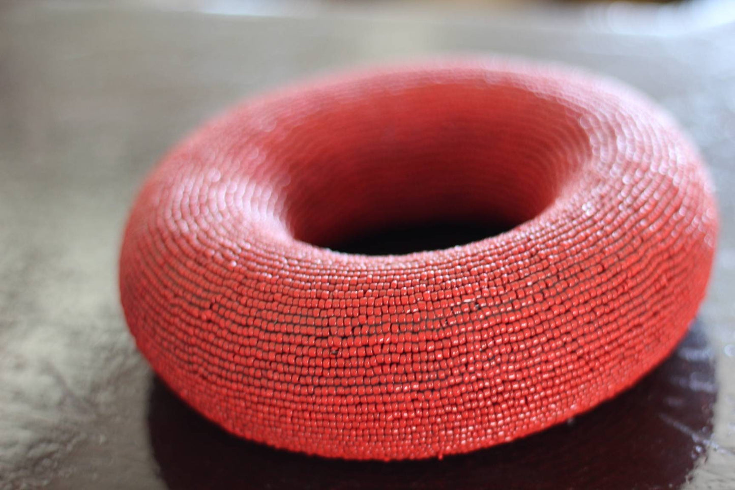 Armband aus Ton und Perlen des Cameron Tikar-Stammes. Afrikanisches Heim-/Bürodekor in Weiß und Gold. Einzigartige handgefertigte Kunstgeschenke, versandfertig per Express.