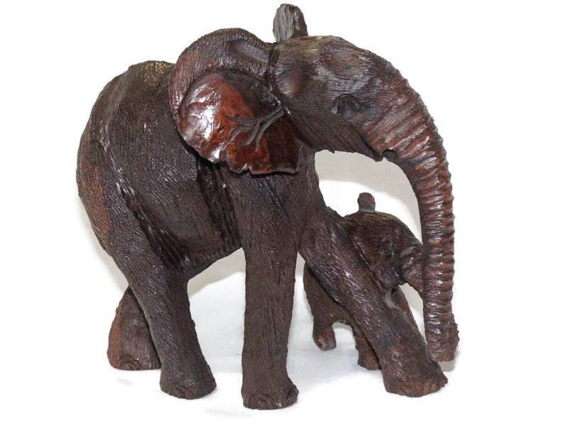 Sculpture en bois de fer représentant une mère éléphant et son petit. Figurines réalistes entièrement détaillées faites à la main au Zimbabwe. Cadeaux des Big Five africains Expédition express