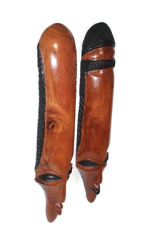 Paire de masques longs en bois de teck sculptés à la main. Décoration intérieure pour homme et femme, tentures murales tribales pour la maison/le bureau. 38 cm de haut, expédition express