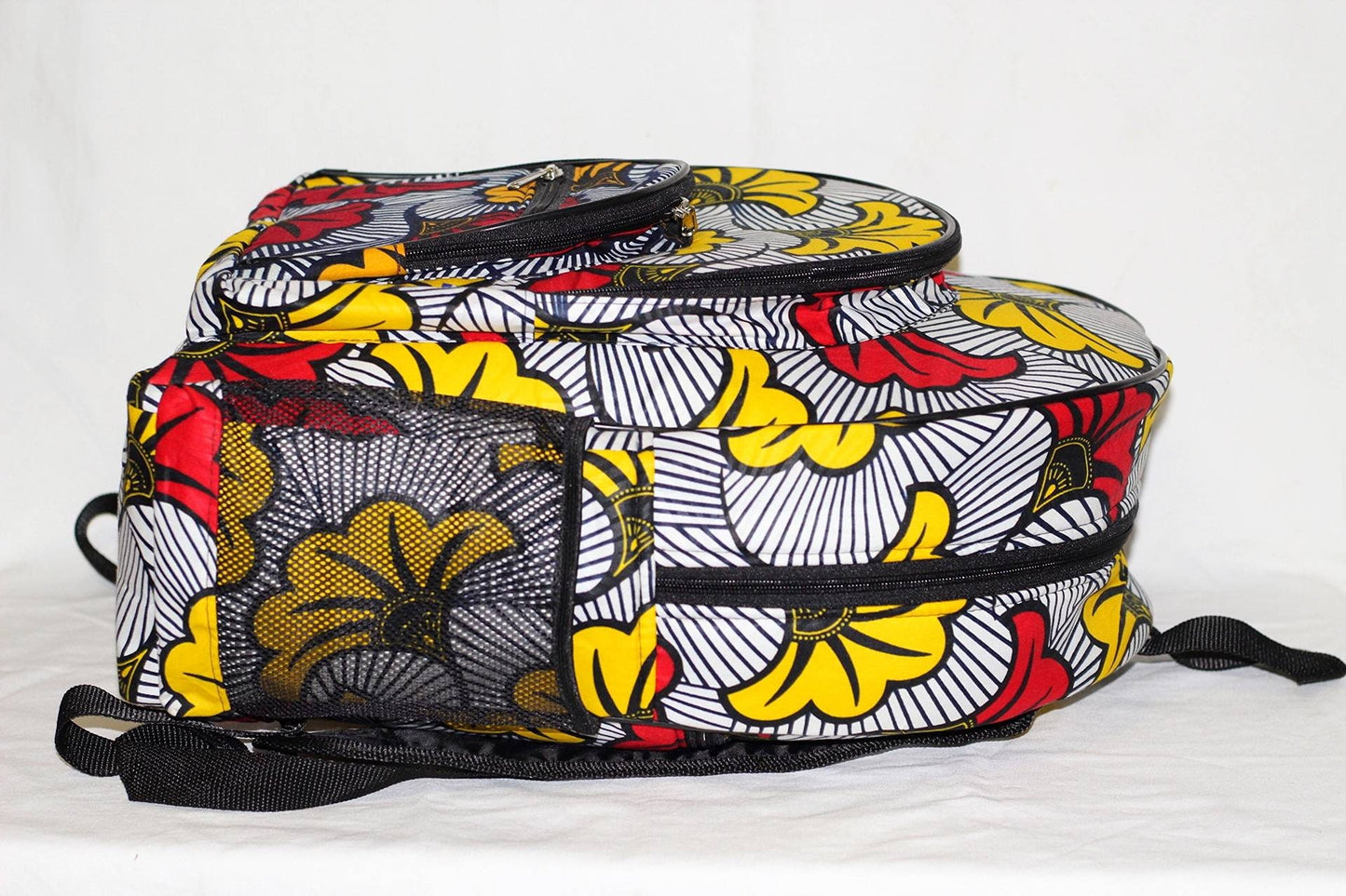 Grand sac à dos de voyage en imprimé africain. Sac Ankara jaune, rouge, noir et blanc avec plusieurs poches et bretelles réglables. Envoi express