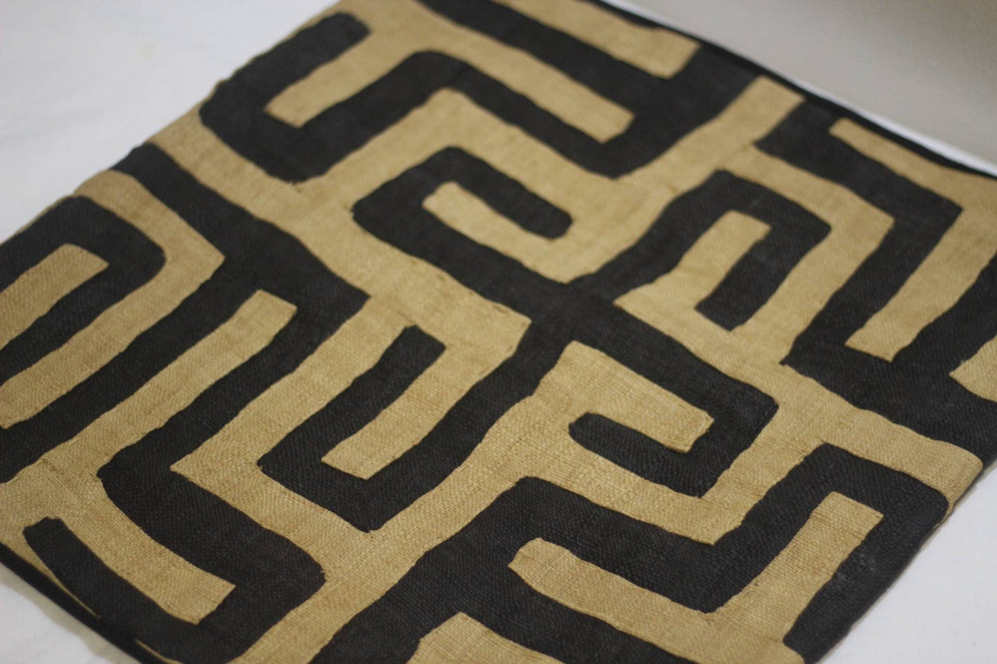 Housse de coussin/taie d'oreiller en tissu Kuba tissé à la main de 18 pouces. Authentiques fibres de palmier raphia, tissu africain pour décoration d'intérieur, cadeaux, expédition express dans le monde entier.