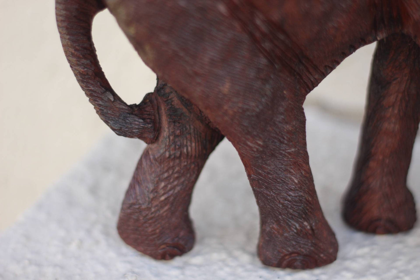 Sculpture d'éléphant en bois de fer. Figurine réaliste entièrement détaillée faite à la main au Zimbabwe. Cadeaux d'art Big Five africains Expédition express