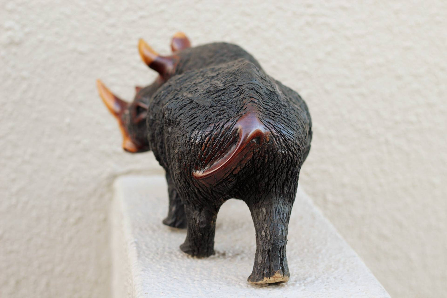 Schöne, wandelnde Nashornfigur, lebensechte Holzskulptur. Große, handgeschnitzte schwarz-braune Dekoration aus Simbabwe für Zuhause oder das Büro. Versand per Express