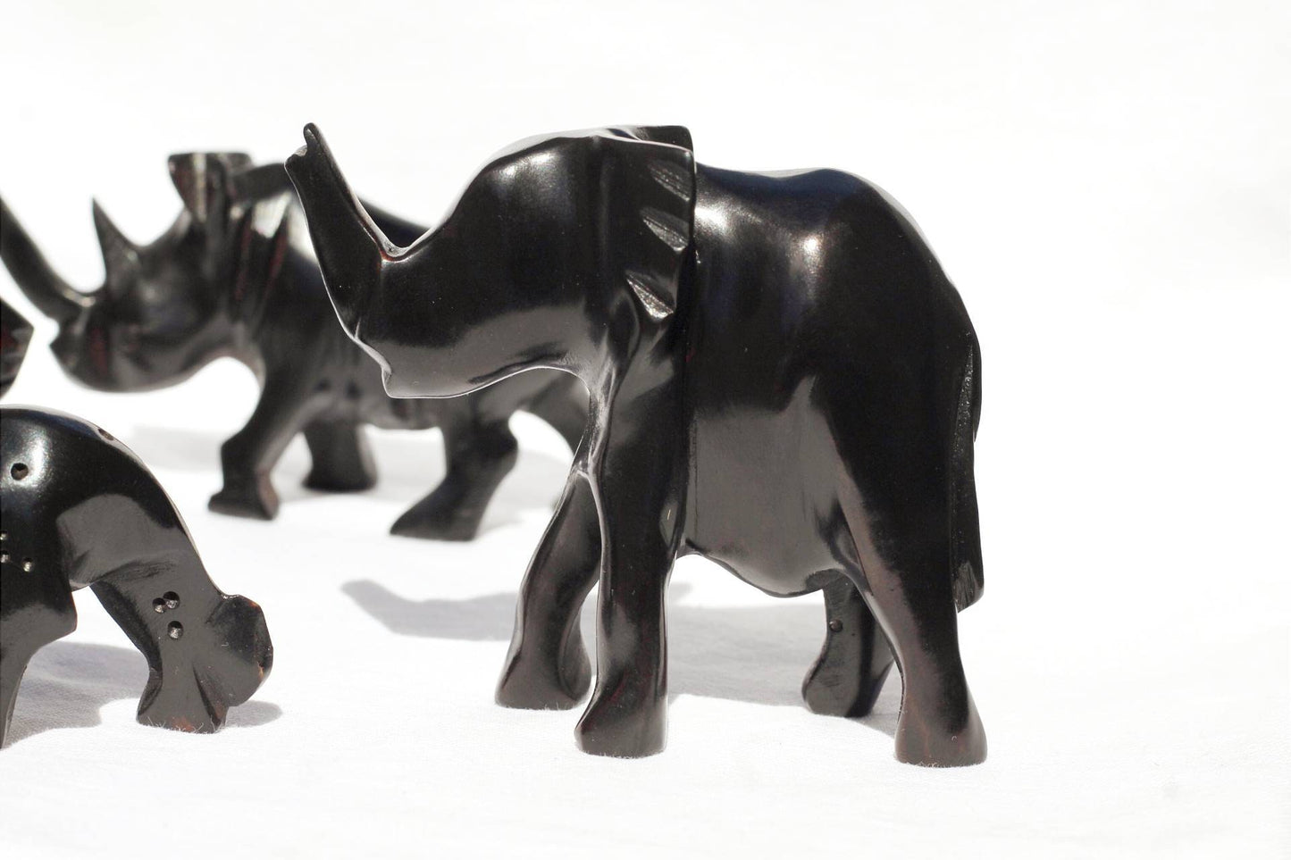 Mini figurines Big Five Animals sculptées en noir. Ensemble de 5 sculptures décoratives en bois d'acajou. Cadeaux d'art en bois dur de style zambien.