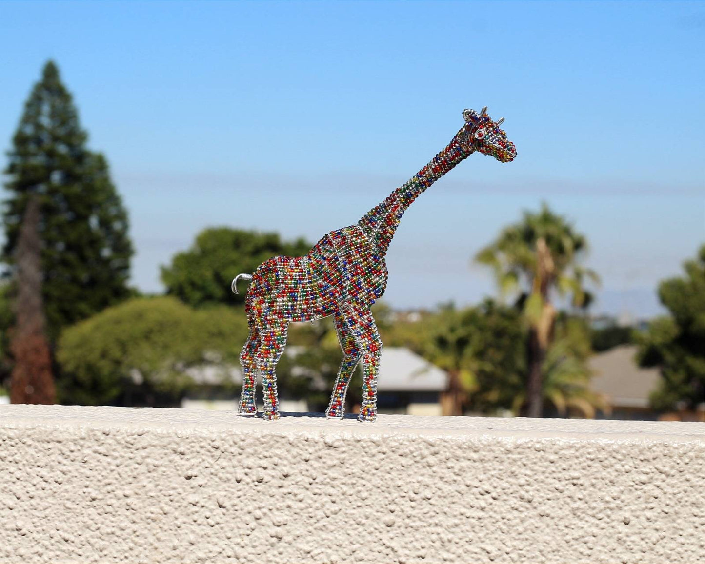 Große, stehende Giraffe aus bunten Perlen. 20 cm x 10 cm, afrikanische Tierkunstdekor. Einzigartige handgefertigte Safaritiere. Mit Liebe gemacht. Geschenke