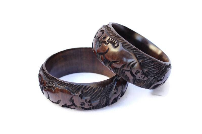 Armreifen aus malawischem Ebenholz, Straußenei/Ornamentständer. Als Paar verkauft. Handgeschnitzte afrikanische Big 5 Safari-Kunstgeschenke, versandfertig per Express