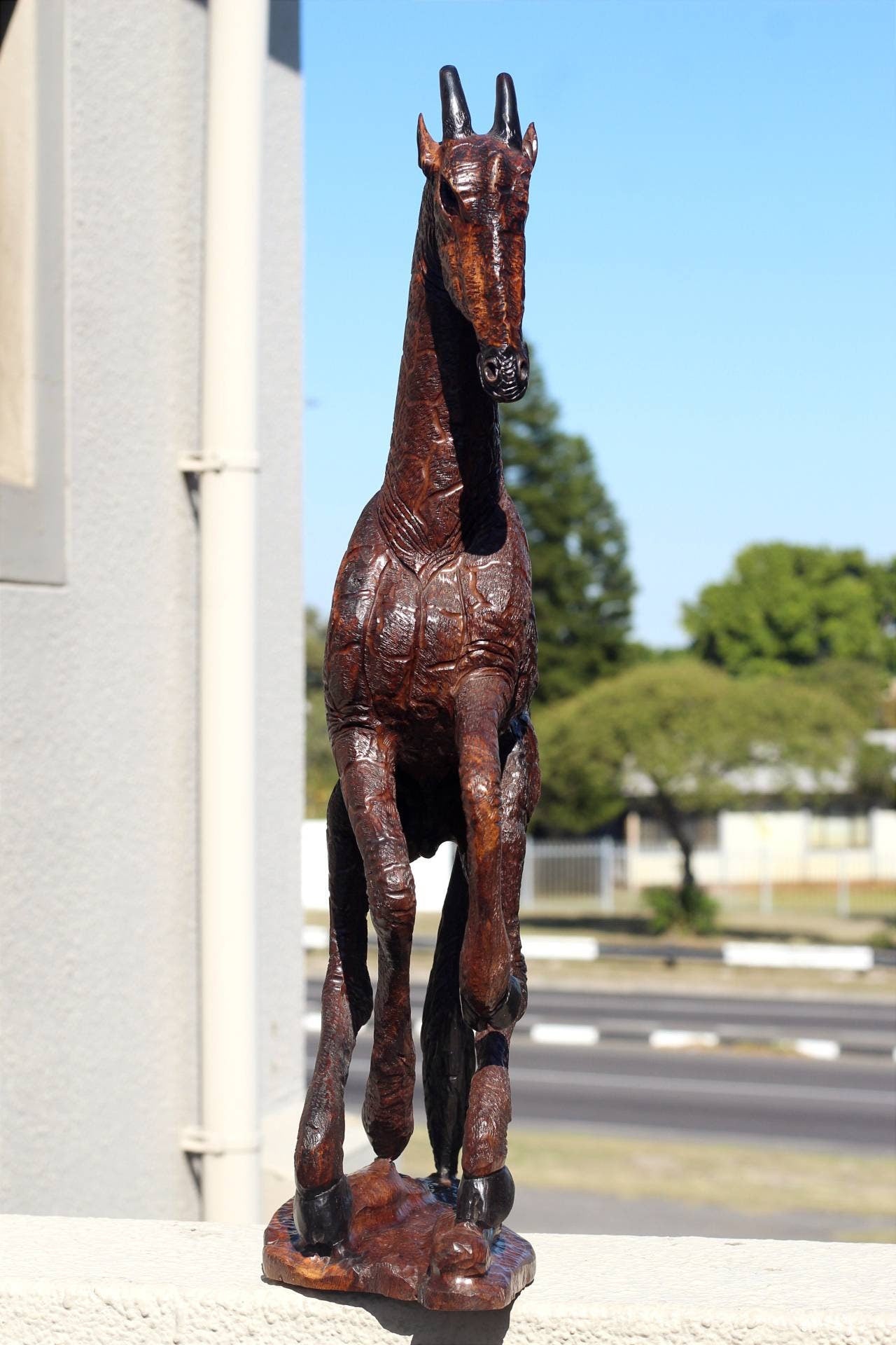 Kunstvolle Action-/Kampffigur einer Giraffe aus Eisen und Holz. Lebensechtes, detailliertes Meisterwerk als Dekoration für Zuhause oder das Büro. Einzigartige Geschenke mit großen afrikanischen Tieren