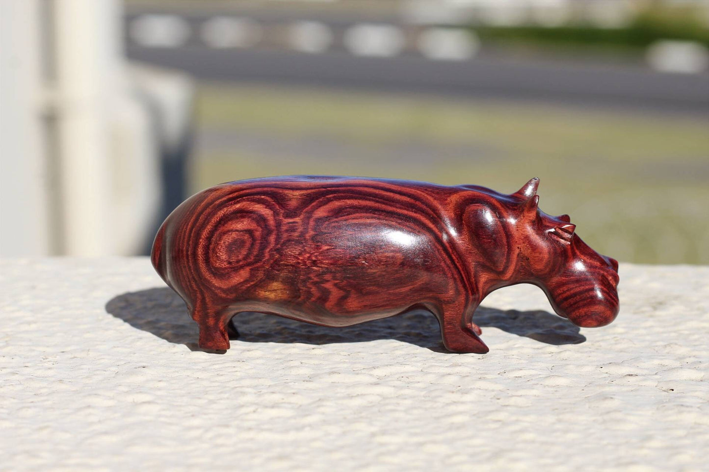 Schule mit 4 aus Zebraholz geschnitzten Mini-Nilpferdfiguren. Handgefertigte afrikanische Kunstskulpturen. Safari-Dekorationsgeschenke für Zuhause und Büro, versandfertig per Express
