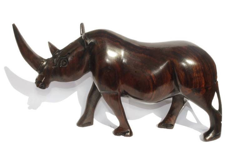 Handgeschnitzte Nashorn-Skulptur aus langem Horn. Nashornfiguren aus Ebenholz im malawischen Stil. Einzigartige Geschenke mit afrikanischen Tieren, versandfertig per Express