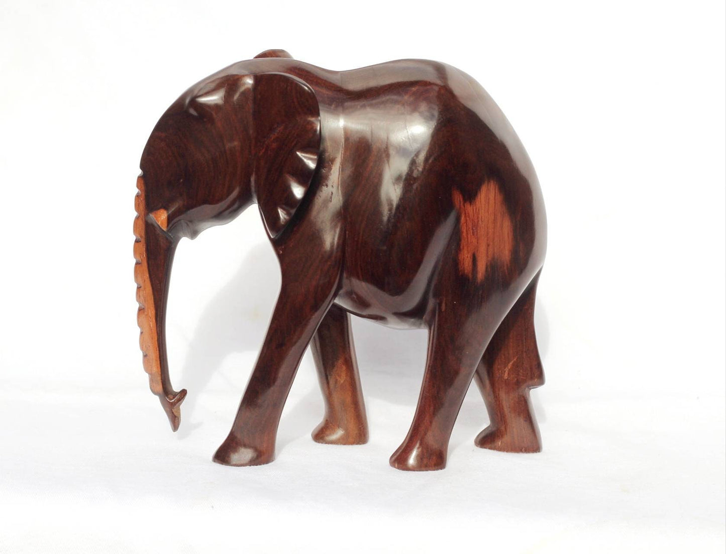 Figurines d'éléphant en bois de fer de style zambien. Sculpture d'animal marchant sculptée en douceur. Cadeau d'anniversaire/de mariage d'art africain