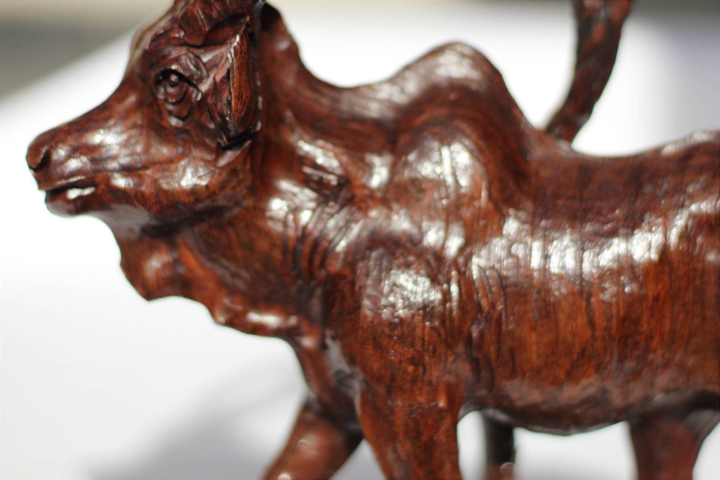 Figurine d'antilope en bois de fer sculptée à la main. Sculpture d'antilope du Zimbabwe. Chef-d'œuvre animalier de safari détaillé en bois dur.