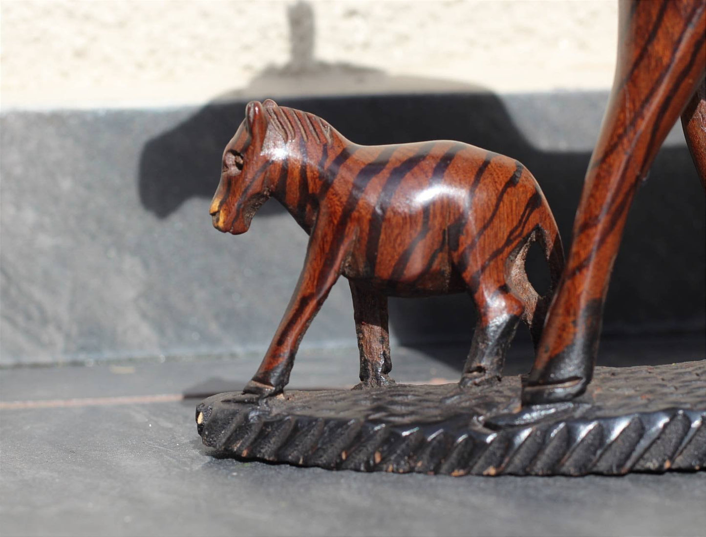Geschnitzte Figur aus Mopane-Holz, Zebramutter und Fohlen. Dunkelbraunes Hartholz mit schwarzen Streifen. Lebensechte afrikanische Skulptur zur Heimdekoration.