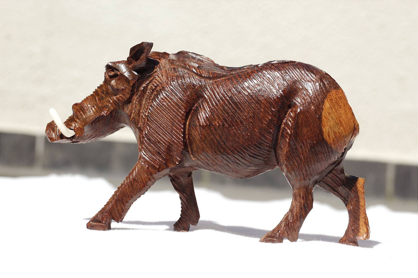 Handgeschnitzte Figur eines Wildschweins aus Eisenholz. Simbabwische Wildtierschnitzerei. Detailliertes afrikanisches Meisterwerk, Schwein, Kunstdekor, Geschenke
