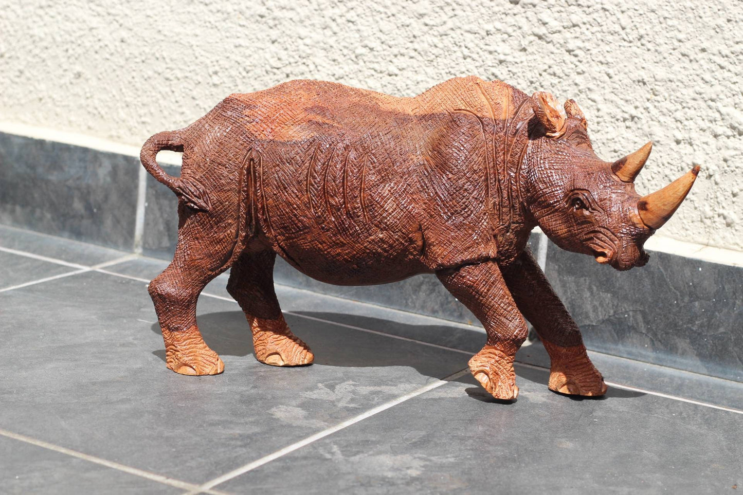 Große, lebensechte Nashornfigur aus Eisenholz in Hell- und Dunkelbraun. Handgeschnitztes Meisterwerk der laufenden Kunst. Dekoration für Zuhause/Büro, Weihnachtsgeschenk