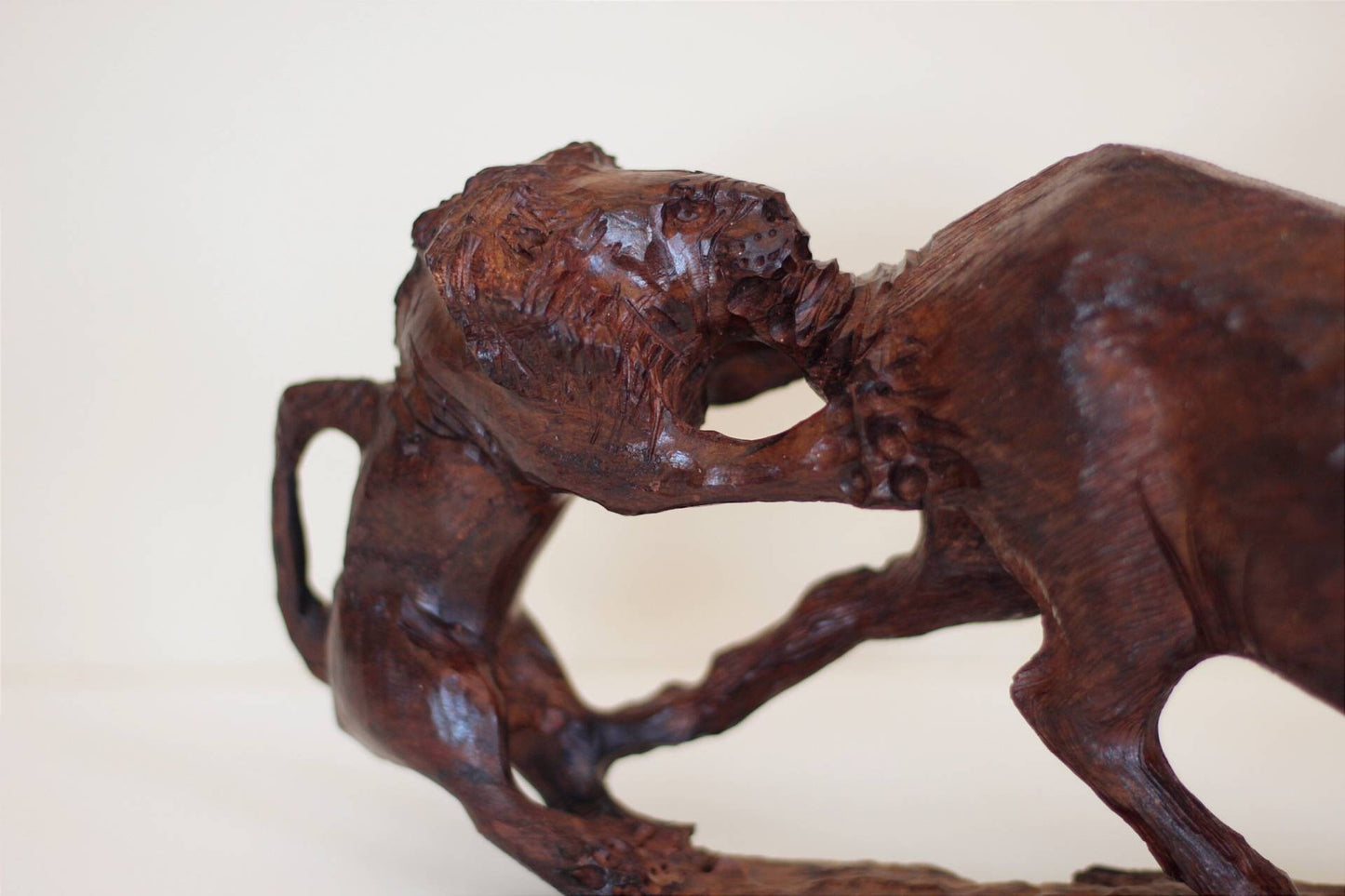 2 lions attaquant un buffle du Cap, chef-d'œuvre sculpté à la main en bois de fer. Décoration intérieure Big 5 africaine. Sculpture/cadeau d'art zimbabwéen, prêt à être expédié