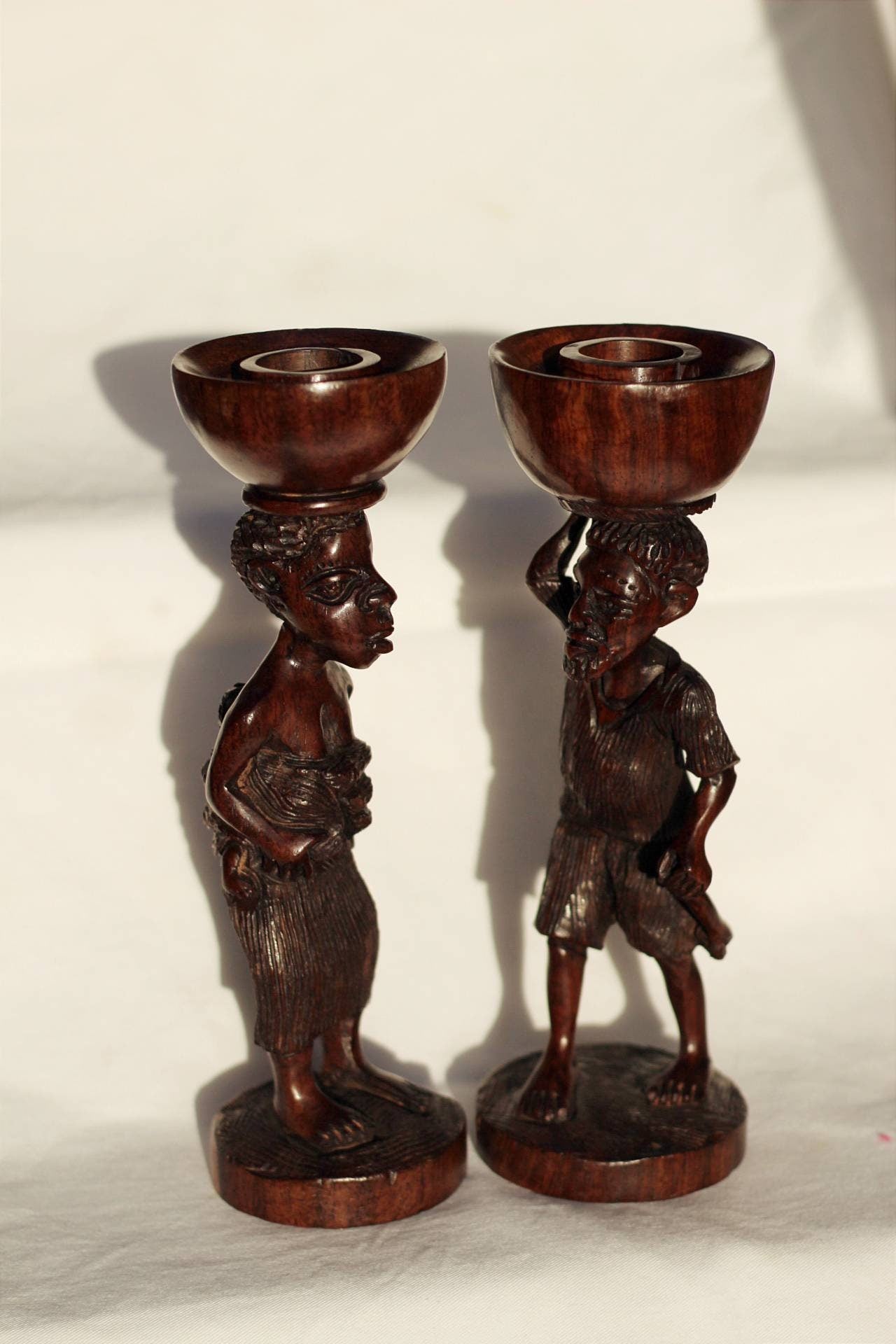 Grands bougeoirs de 10 pouces pour couple de village africain. Bougeoirs en bois de fer sculptés à la main au Malawi. Cadeaux d'art uniques faits à la main prêts à être expédiés