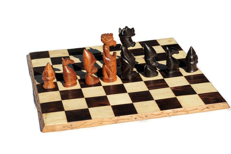 Jeu d'échecs à thème africain, plateau de 14"x14" sculpté à la main au Malawi. Souvenir en bois d'ébène, d'olivier et d'acajou. Cadeau de plateau de jeu prêt à être expédié