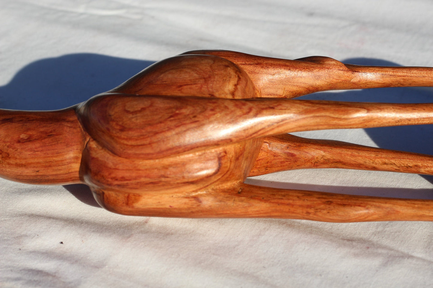 Feine Kunstfigur aus glattem Teakholz, Giraffe, die füttert/nach oben schaut. Große geschnitzte Skulptur aus Sambia. Heim-/Bürodekor, Geschenke mit afrikanischen Tieren