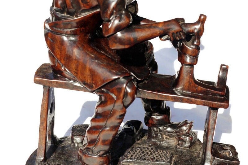 Der Schuster, größerer, glatter, handgeschnitzter Schuhmacher aus Eisenholz bei der Arbeit, lebensechte Skulptur mit erstaunlichen Details. 27 cm hoch, versandfertig, afrikanisches Dekor