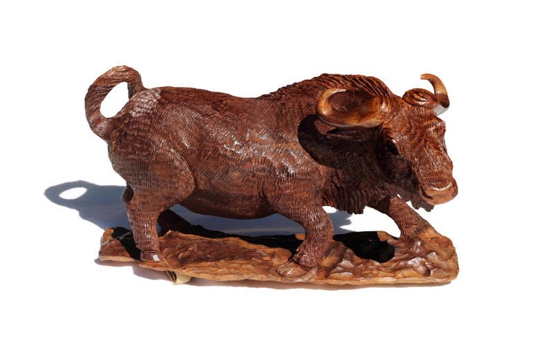 Handgeschnitzte afrikanische Figur eines Gnus aus Eisenholz. Simbabwische Antilopenschnitzerei. Mittelbraun poliert, kampfbereiter lebensechter Bulle.