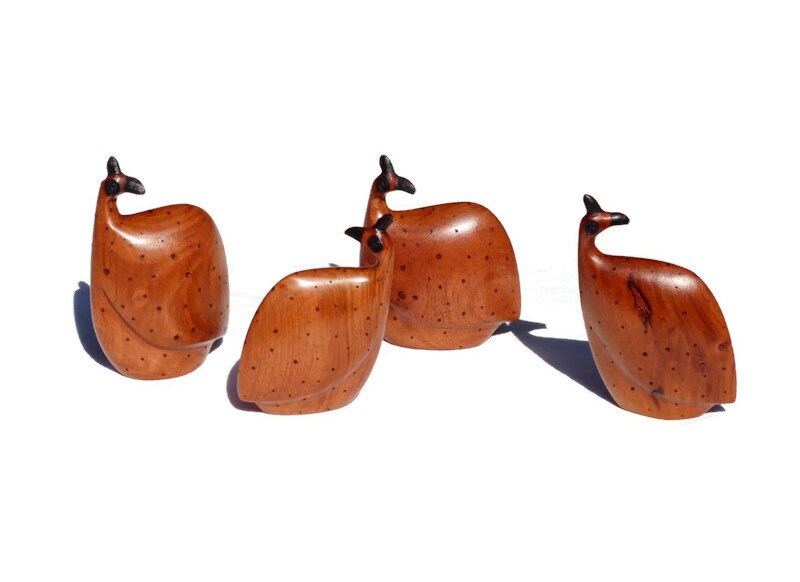 Aus Mopane-Holz geschnitzte Perlhühner, 4er-Set. Handgeschnitztes simbabwisches Vogel-Geschenkset als Dekoration für Ihr Zuhause.