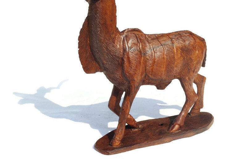 Figurine d'Eland / Kudu en bois de fer sculptée à la main. Sculpture d'antilope du Zimbabwe. Chef-d'œuvre détaillé d'animaux de safari avec vernis brun moyen.