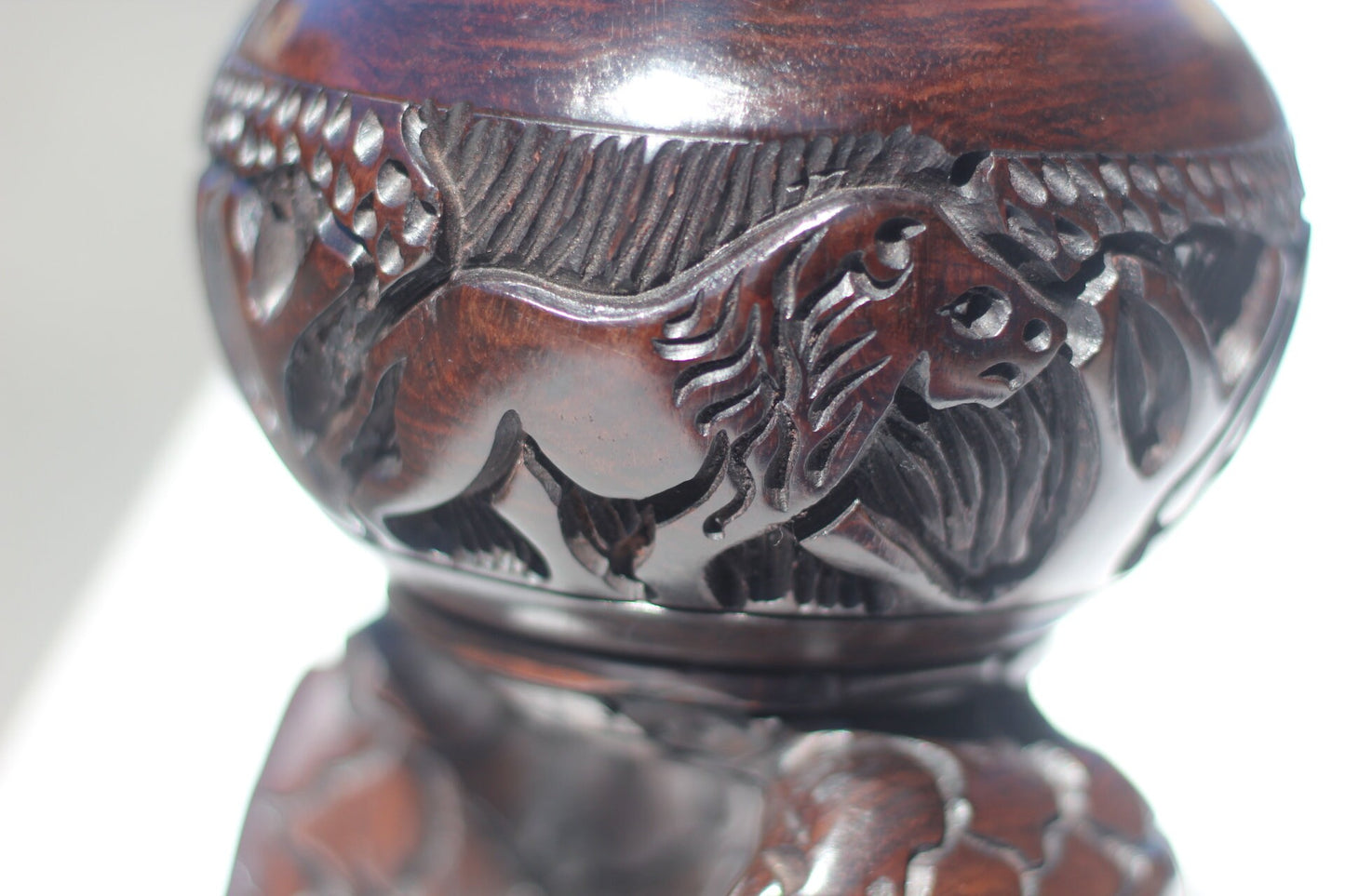 Afrikanische Big 5-Schüssel mit Löwenkopf-Trophäendeckel auf 2 grasenden Giraffen. Handgeschnitztes Tischdekor aus malawischem Eisenholz, Kunstgeschenke