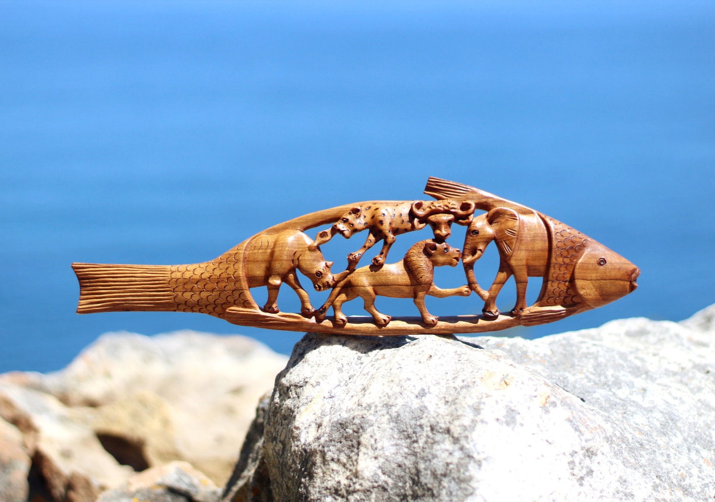 Fischförmige afrikanische Big Five-Platten aus Olivenholz. Handgeschnitzte, selbststehende Tisch-/Wanddekoration. Safari-Tiere-Kunst, handgeschnitzte Geschenke