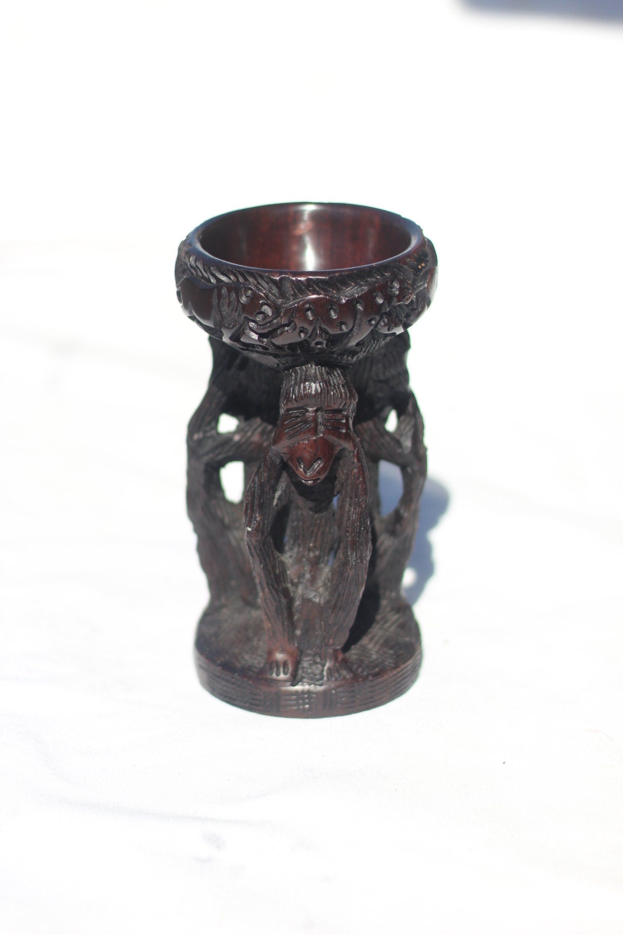 3 Weise Affen mit afrikanischen Big 5 Tieren auf Eisenholz-Straußenei/Ornamentständer. Malawisches handgeschnitztes Safari-Kunstdekor, Weihnachtsgeschenke