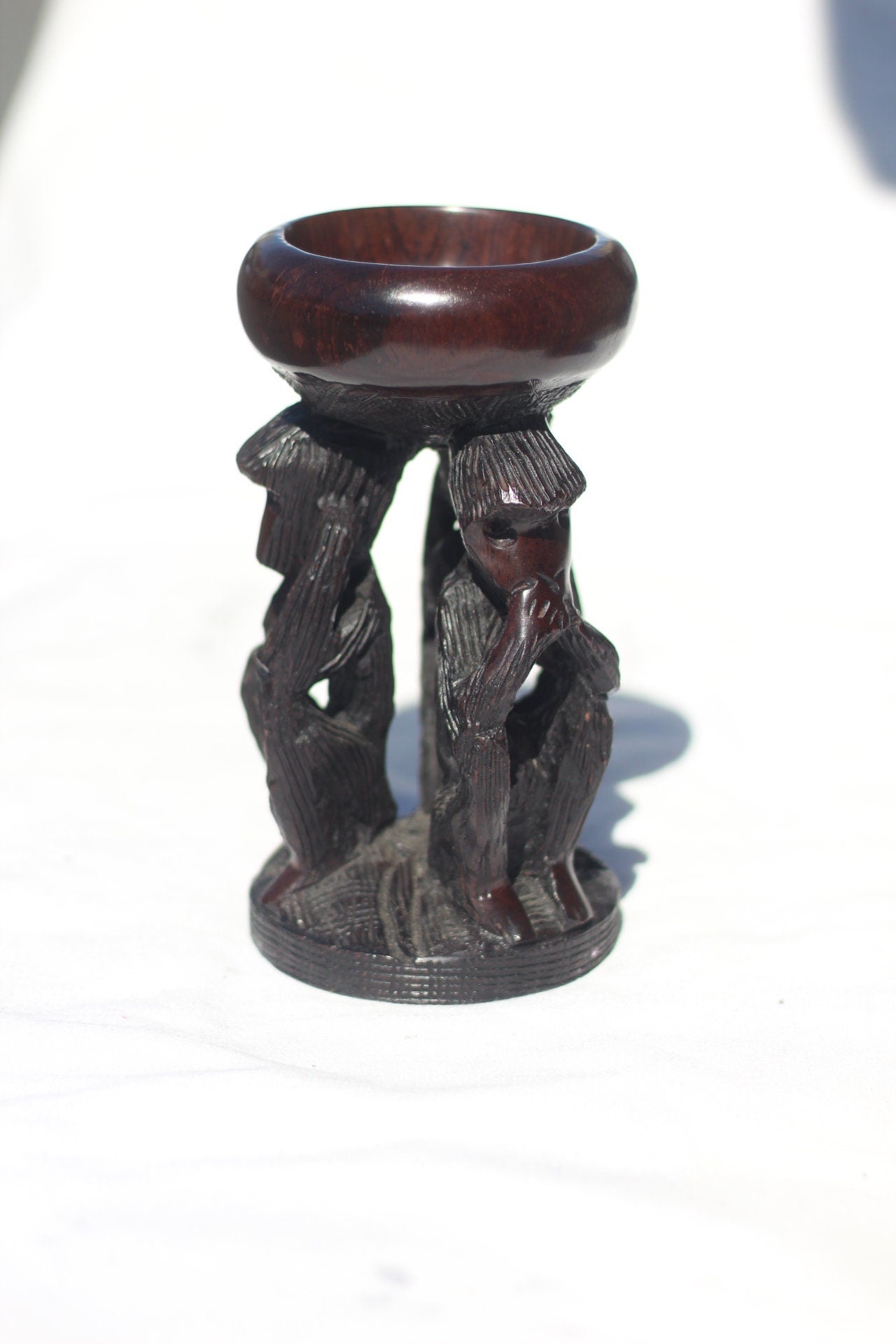 Œuf d'autruche en bois de fer lisse à 3 singes sages / support d'ornement. Art de safari sculpté à la main au Malawi. Cadeau de Noël de décoration africaine prêt à être expédié