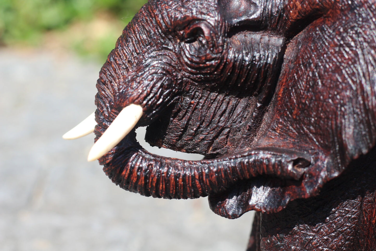 Realistische Elefantenskulptur aus Eisenholz. Ohrenkratzen mit Rüssel, handgeschnitzte, detailreiche Kunstfigur aus Simbabwe. Versandfertig