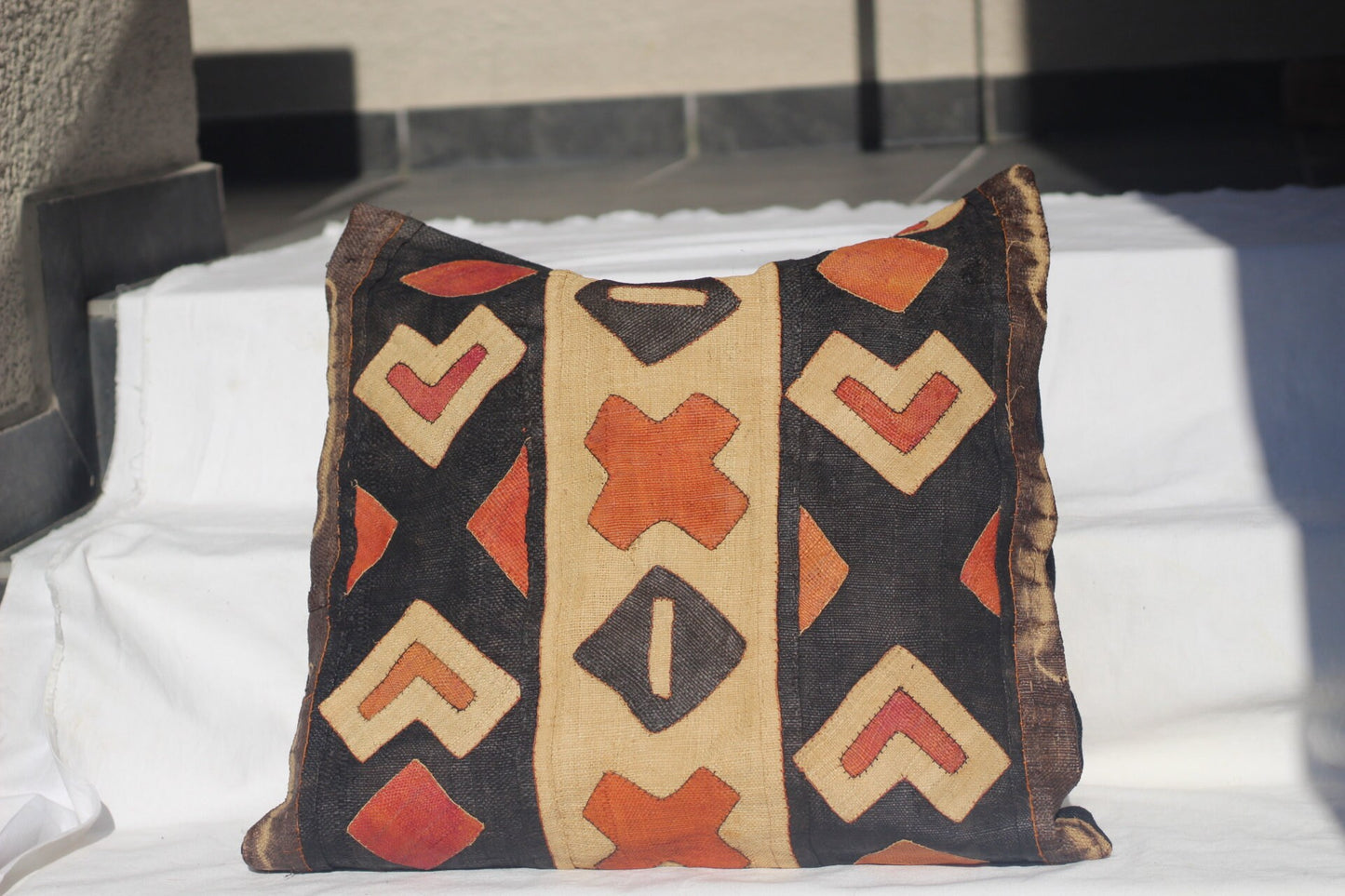 Housse de coussin en tissu Kuba de 20 pouces aux couleurs mélangées uniques. Textile en fibre de palmier Rafia. Cadeaux de décoration pour la maison et le bureau africains marron, beige, noir, orange