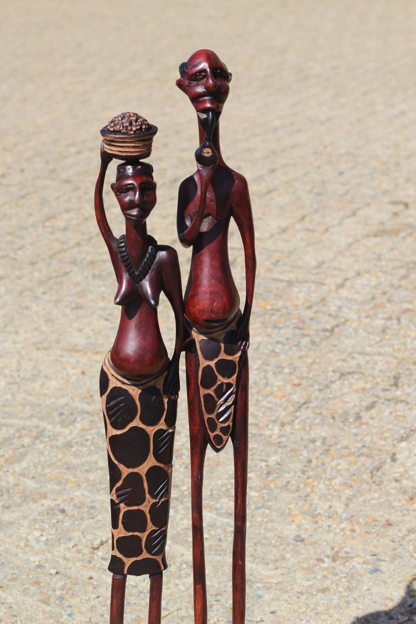 Großes handgeschnitztes Massai-Paar aus Olivenholz mit Giraffenmotiv. Handgemachte afrikanische Kunstgeschenke aus Simbabwe. Skulpturen/Figuren für Zuhause/Büro