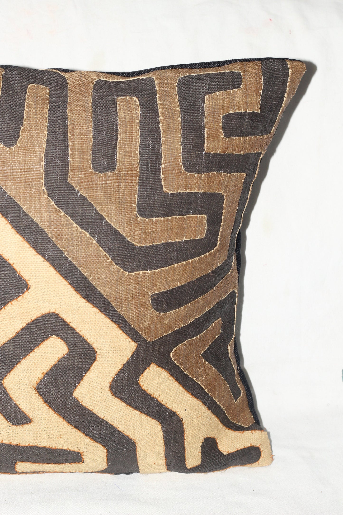 Housse de coussin/taie d'oreiller en tissu kuba multicolore en diagonale. Fibres de palmier raphia authentiques Tissu africain Décoration d'intérieur Cadeaux d'art, prêt à être expédié