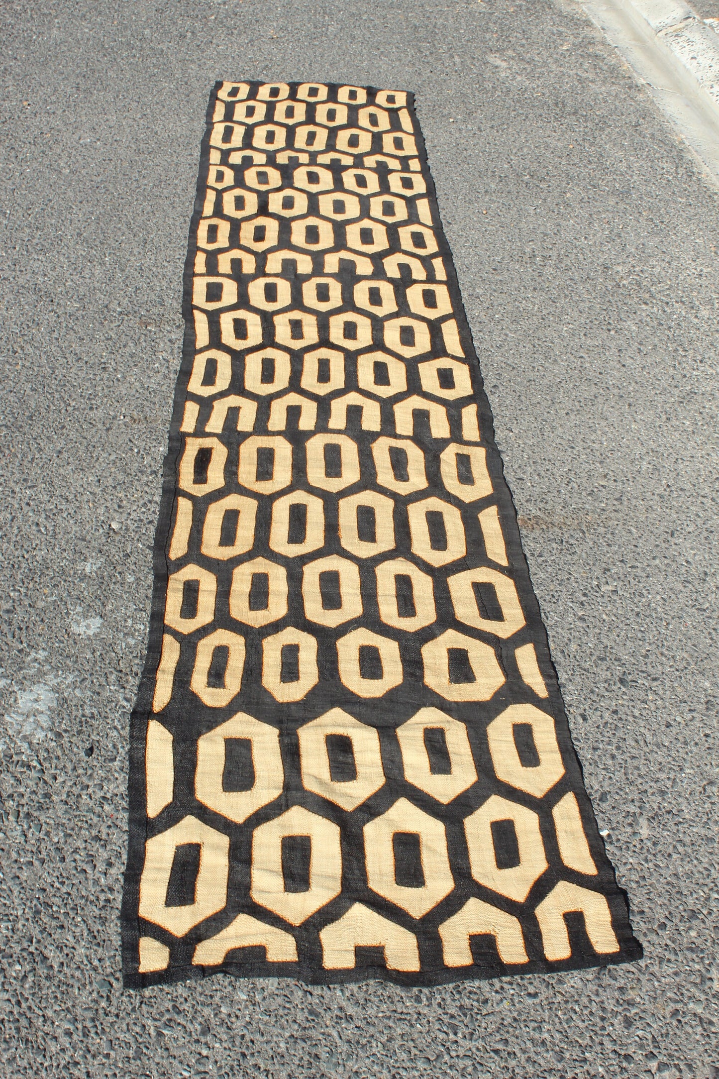 Tapis en tissu Kuba congolais non coupé noir et beige de 124 po. À utiliser sur une table de conférence/salle à manger. Peut être utilisé comme décoration murale/housse de coussin DIY