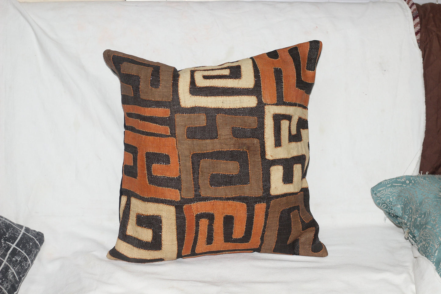 Housse de coussin/taie d'oreiller en tissu Kuba tissé à la main de 20 pouces. Art authentique du palmier en raphia du Congo de couleurs mélangées. Marron, orange, beige, noir. Prêt à être expédié